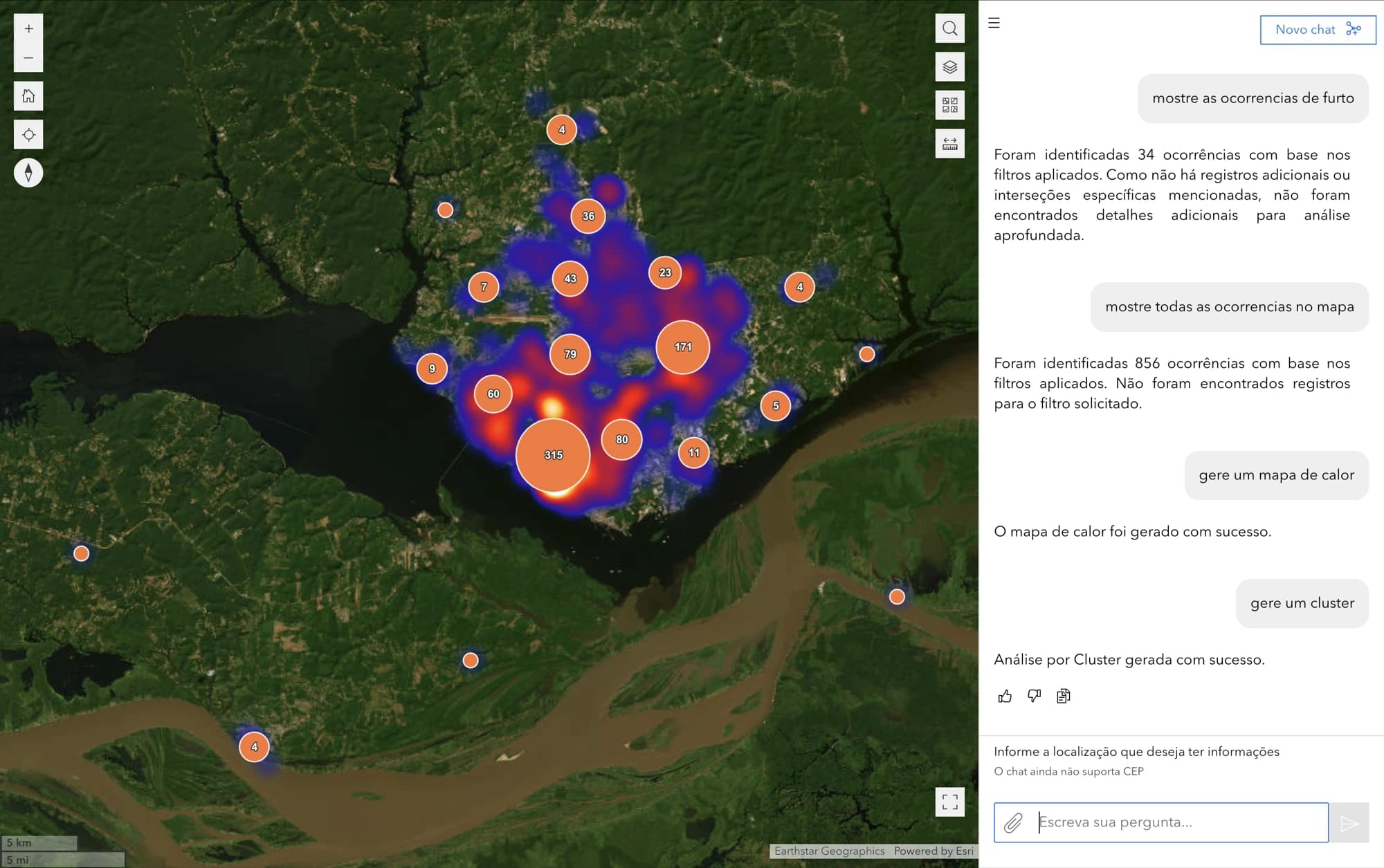 Geo-Copiloto do MapsAI: a pergunta em português no painel de conversa e a resposta no mapa de satélite, com mapa de calor e clusters de ocorrências sobre o território